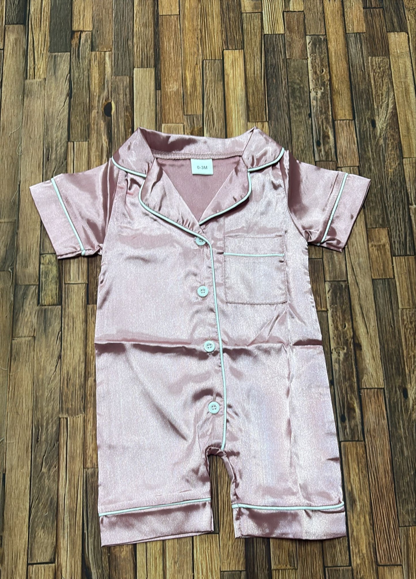 Pigiamino per neonati in Raso – Rosa, Blu e Bianco