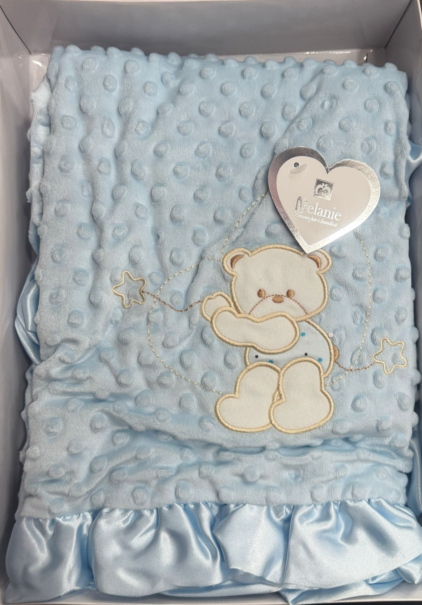Copertina Neonato Melanie CP25 Ricamo 1 con Orsetto Ricamato e Balza in Raso – 100x130 cm