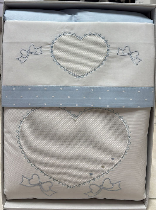 Set 4 Pezzi Coordinato Passeggino 100% Cotone con Cuore Ricamato – Ornella