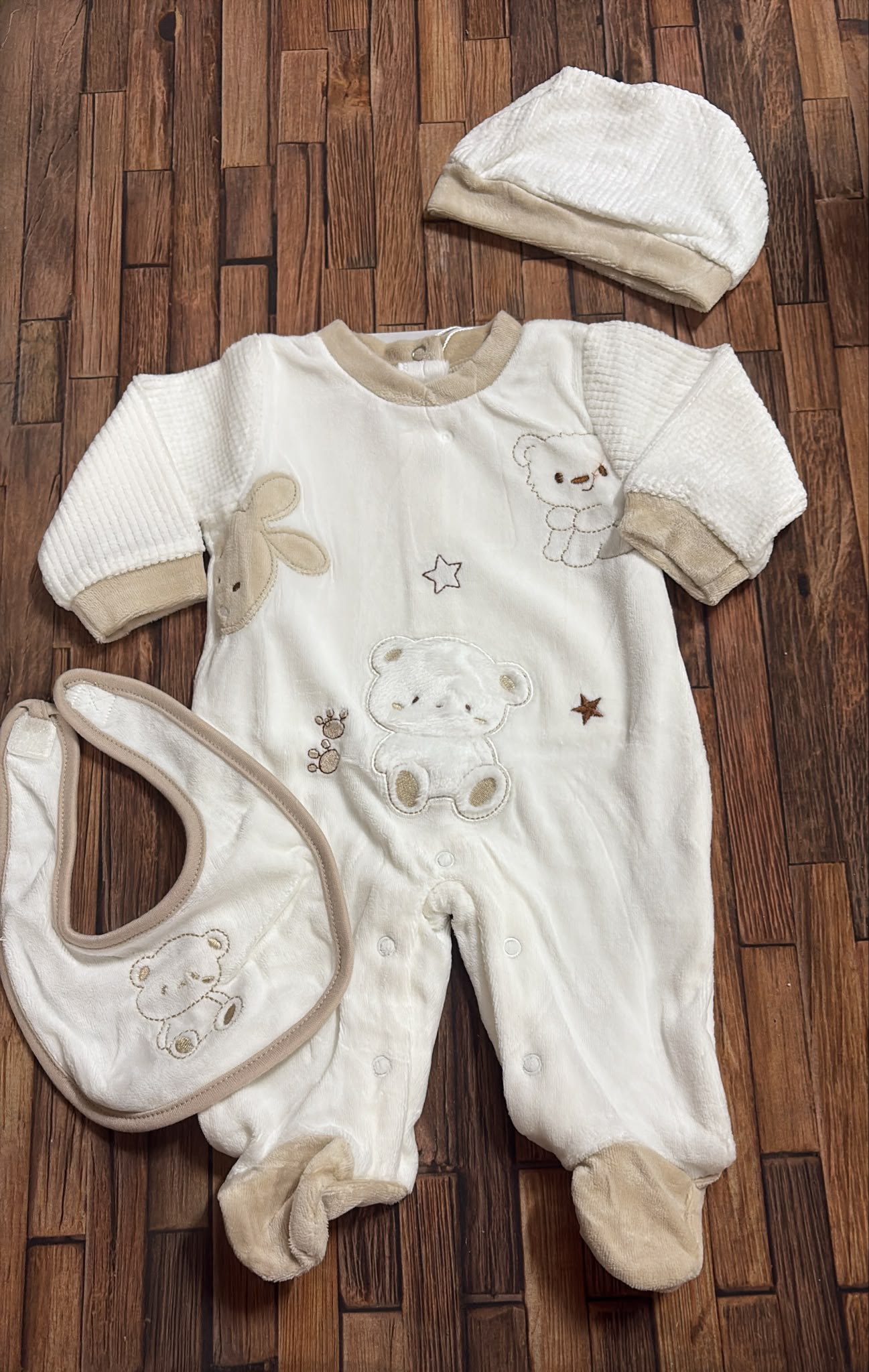 Tutina in Ciniglia Neonato con Bavetta e Cappellino
