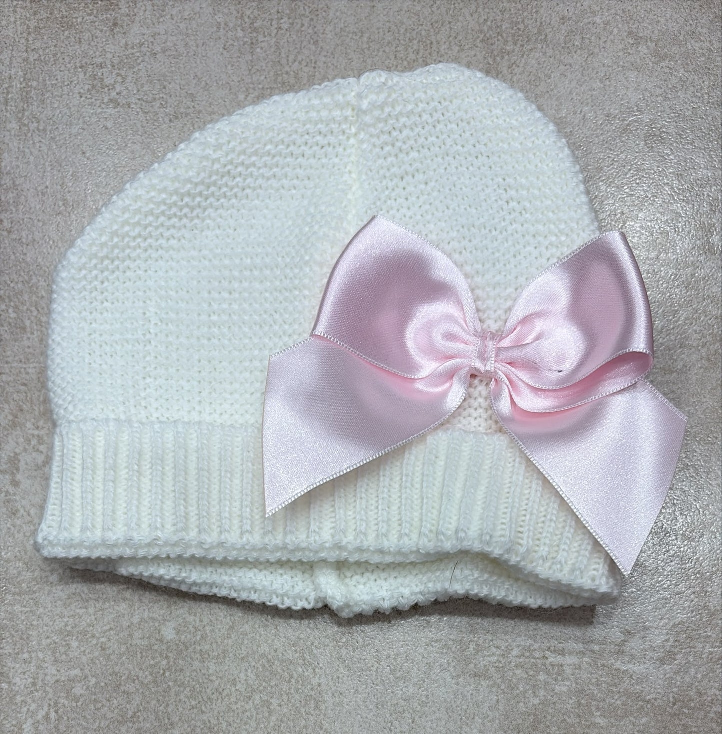 Cappello Neonato in Maglia con Fiocco – Elegante e Morbido
