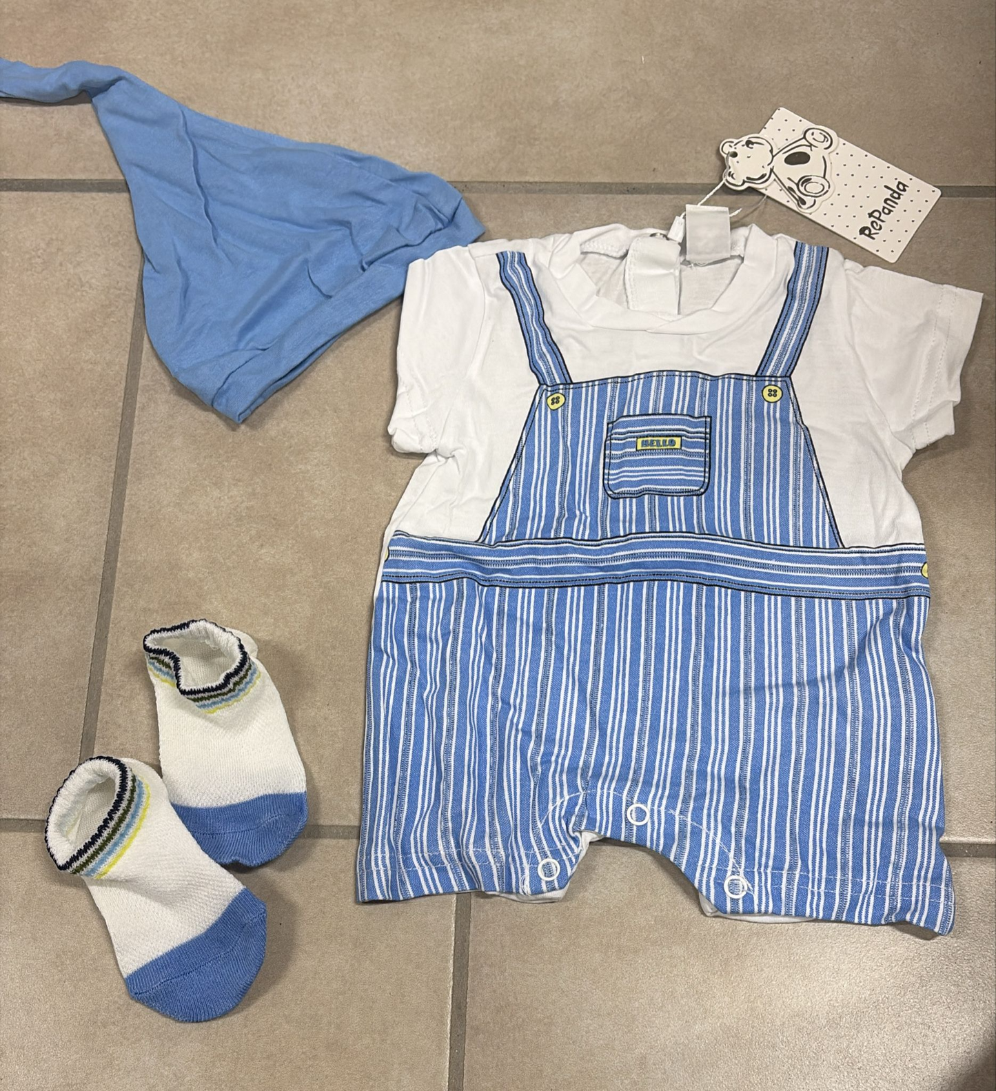 Pagliaccetto neonato con cappellino e calzini
