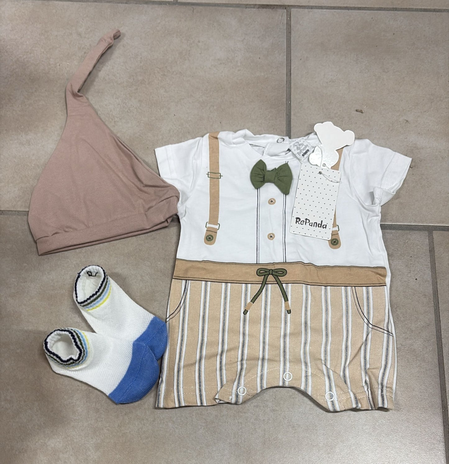 Pagliaccetto neonato in cotone con cappellino e calzini – ART. RB-605