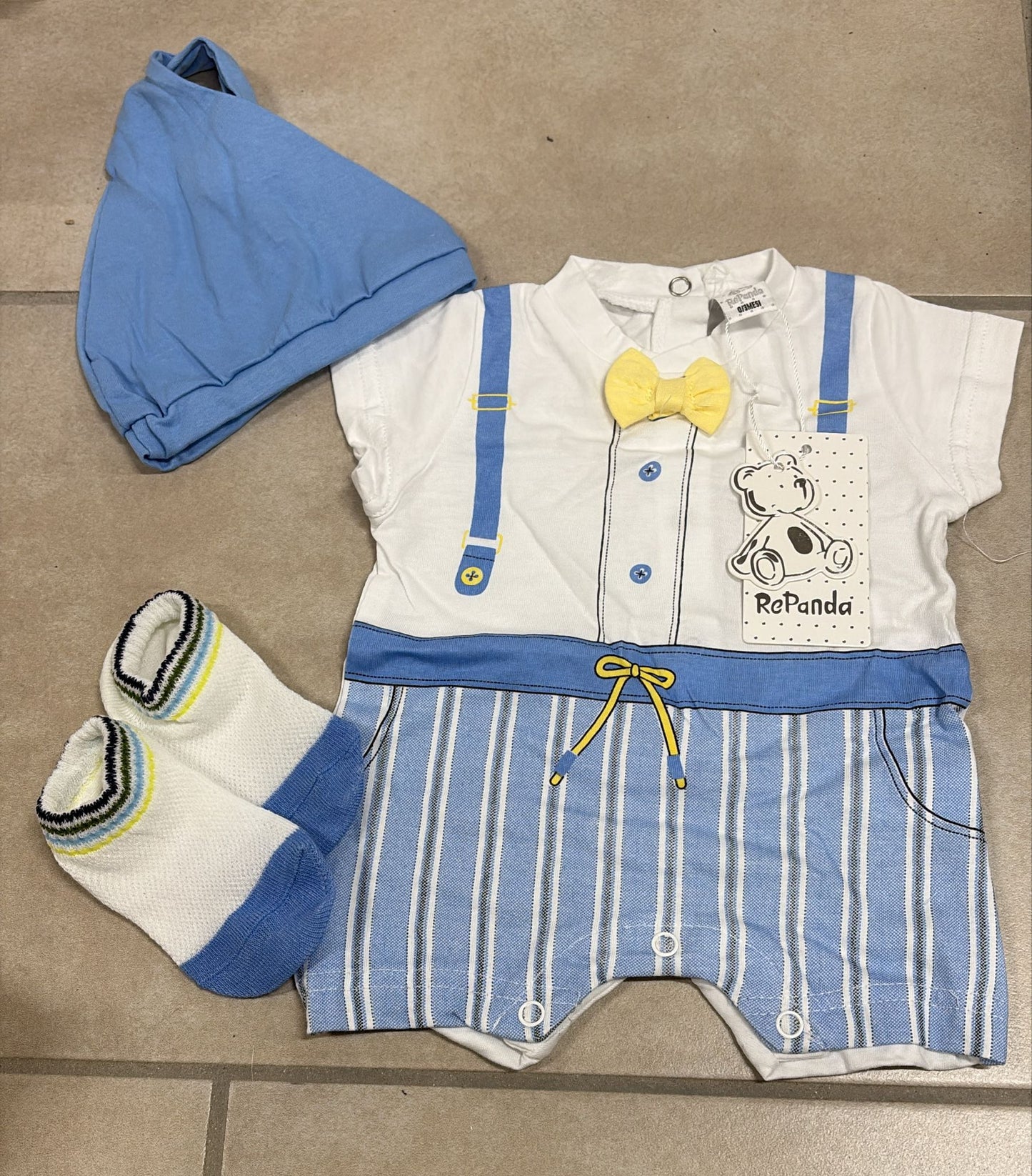 Pagliaccetto neonato in cotone con cappellino e calzini – ART. RB-605