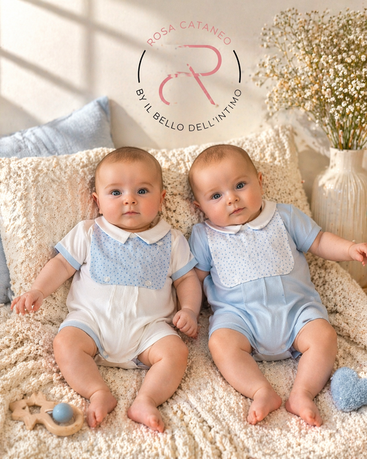 Pagliaccetto Neonato in Cotone Bianco e Cielo con Colletto Elegante