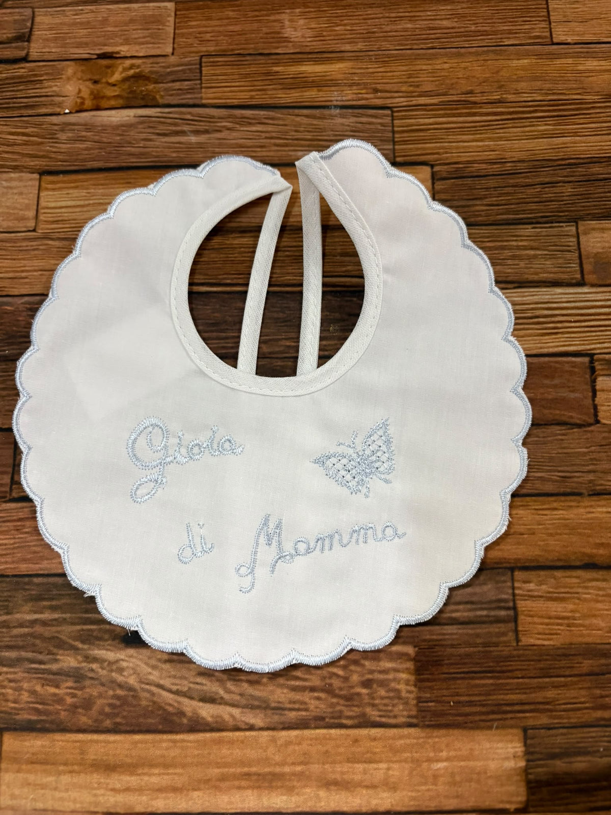 Bavetta Neonato Ricamata Ornella – Gioia di Mamma, Papà e Nonni