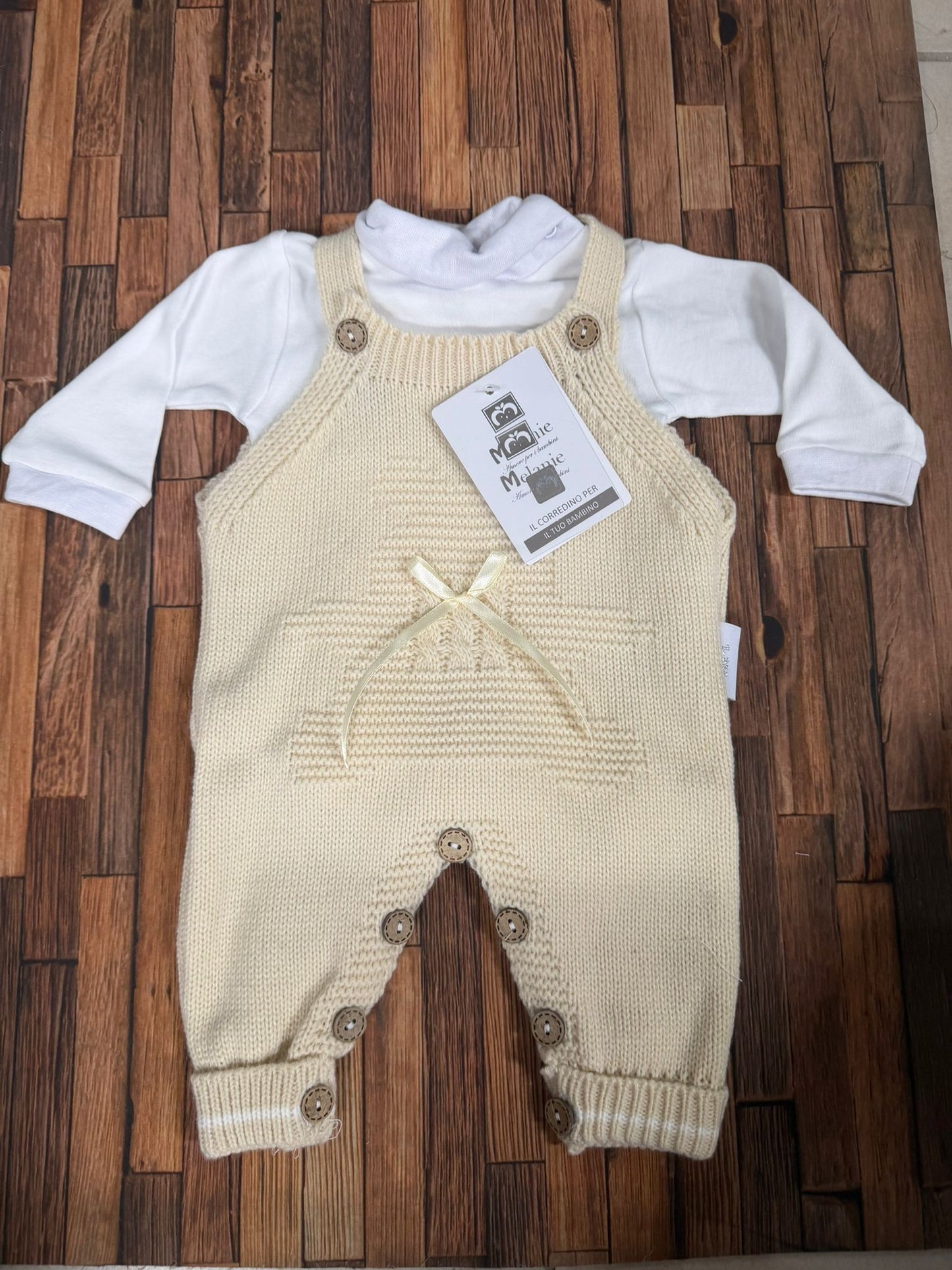 Completo Neonato Melanie in Tricot con Lupetto e Salopette Stella Art. LA04