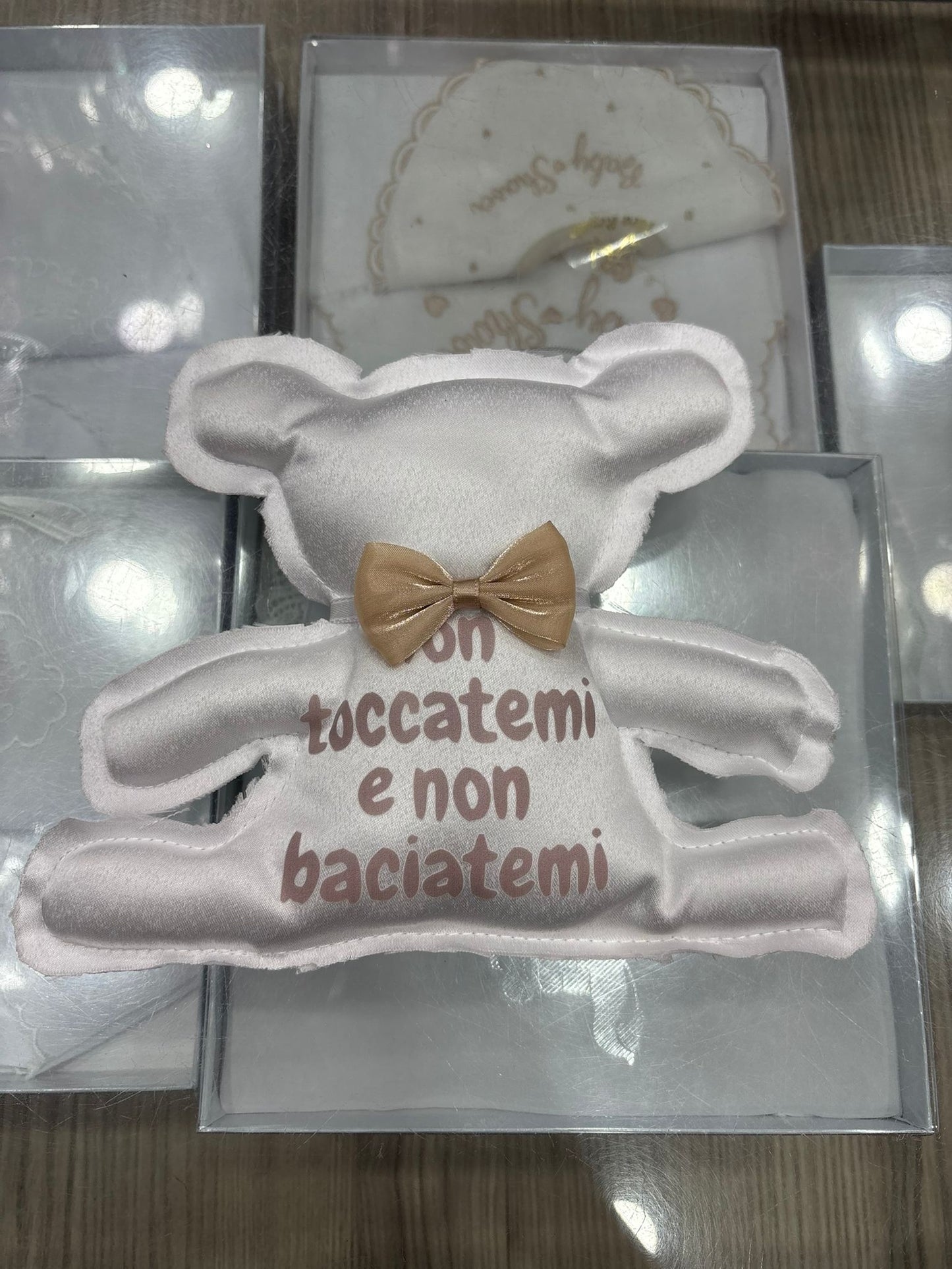 Orsetto Nascita con Frase “Non Toccatemi e Non Baciatemi” – Idea Regalo Neonato