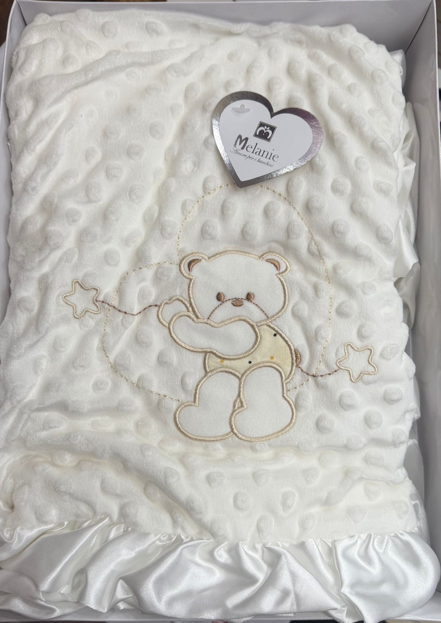 Copertina Neonato Melanie CP25 Ricamo 1 con Orsetto Ricamato e Balza in Raso – 100x130 cm