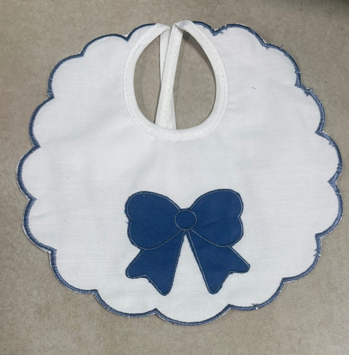 Bavaglino Ricamato Neonato in 100% Cotone con Fiocco – Ornella BV003-129