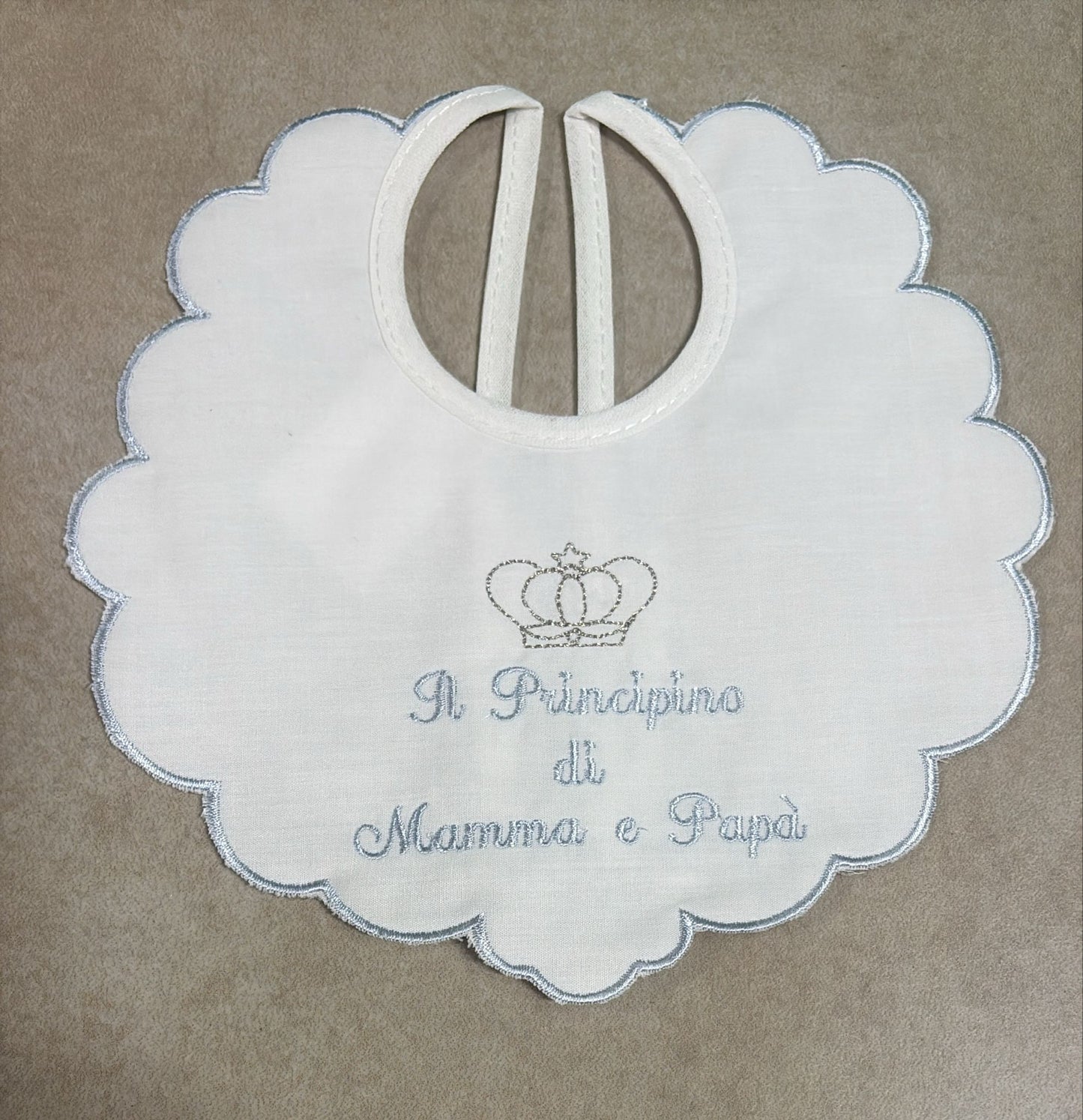 Bavaglino Ricamato "Il Principino di Mamma e Papà" / "La Principessa di Mamma e Papà" in 100% Cotone – Ornella B060
