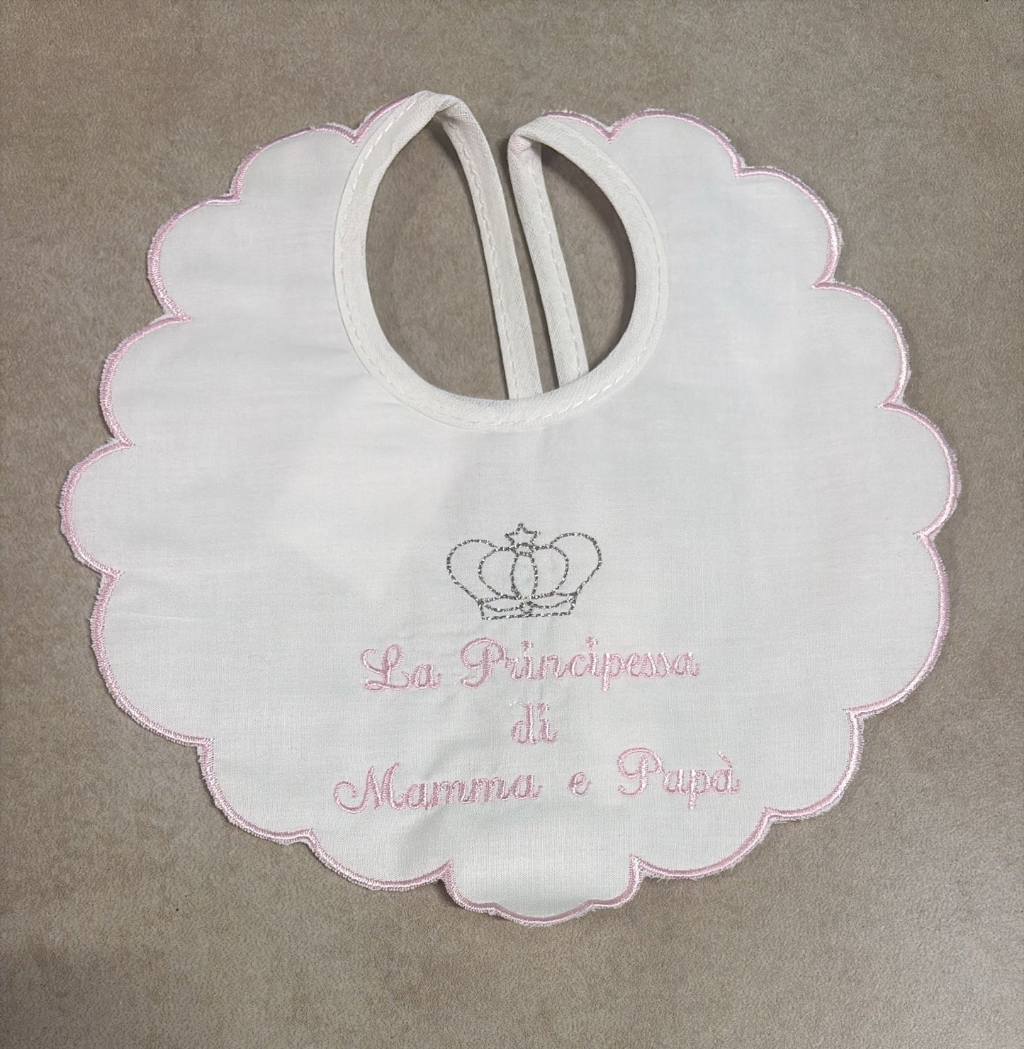 Bavaglino Ricamato "Il Principino di Mamma e Papà" / "La Principessa di Mamma e Papà" in 100% Cotone – Ornella B060