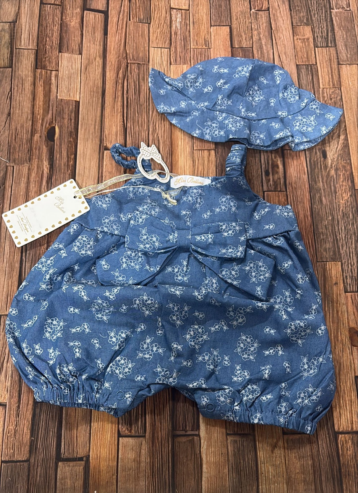 Pagliaccetto Neonata con Cappellino in Jeans Floreale – Art. 3717