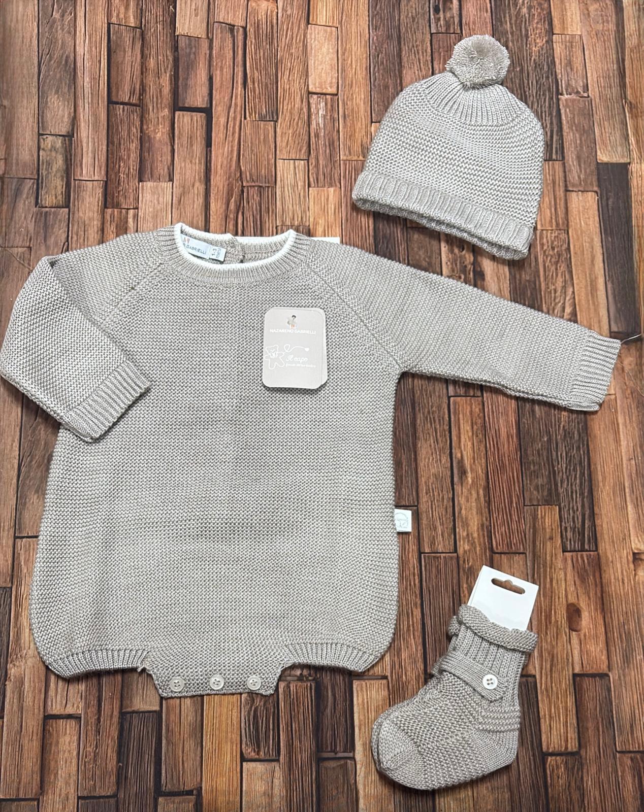 Set 3 Pezzi Neonato in Maglia Nazareno Gabrielli – Pagliaccetto, Cappellino e Babbucce