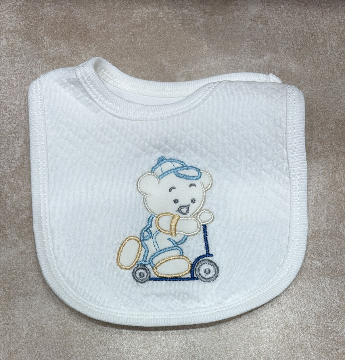Bavette Neonato in Cotone Trapuntato con Ricami.