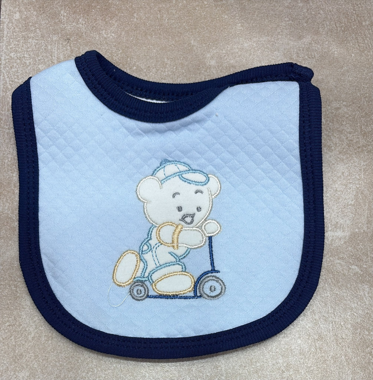 Bavette Neonato in Cotone Trapuntato con Ricami.