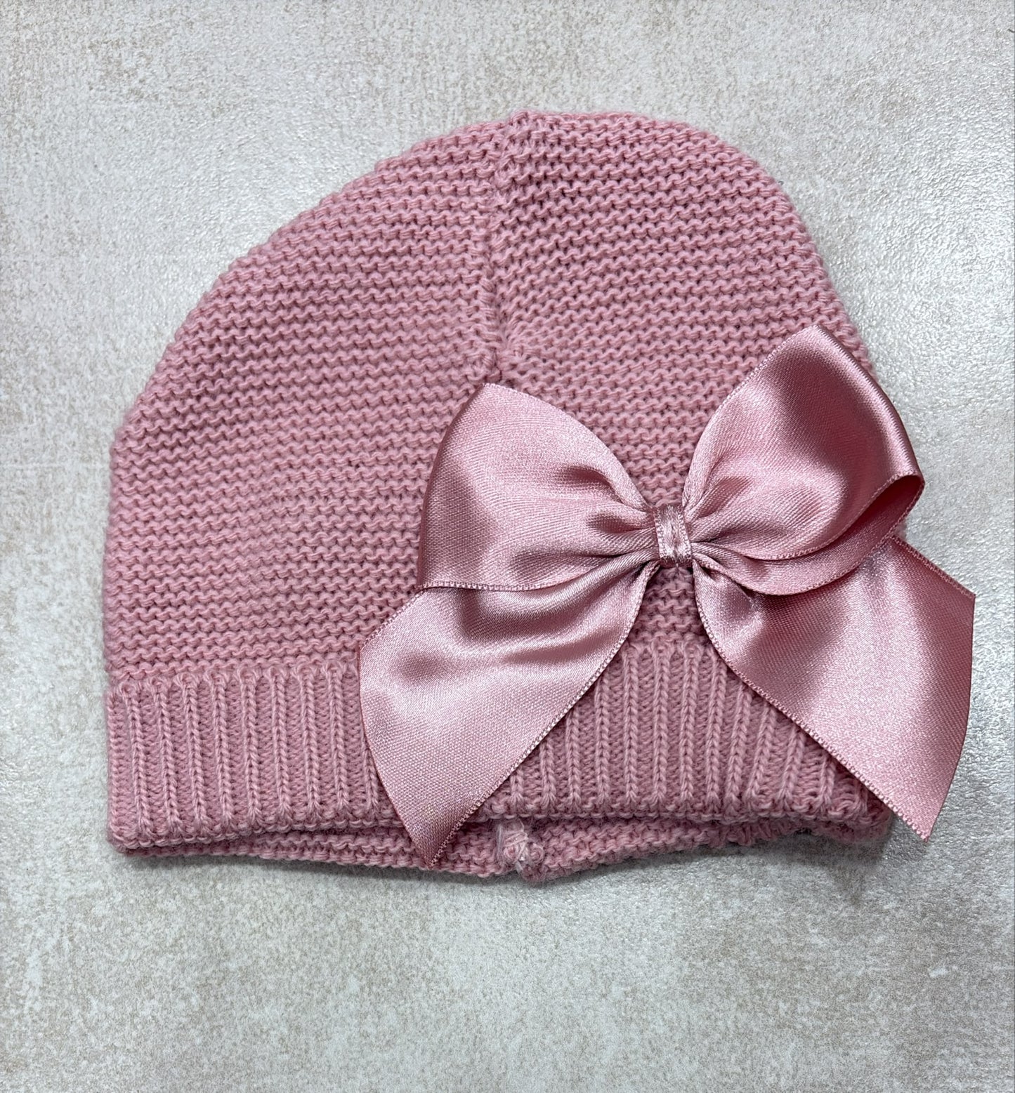 Cappello Neonato in Maglia con Fiocco – Elegante e Morbido