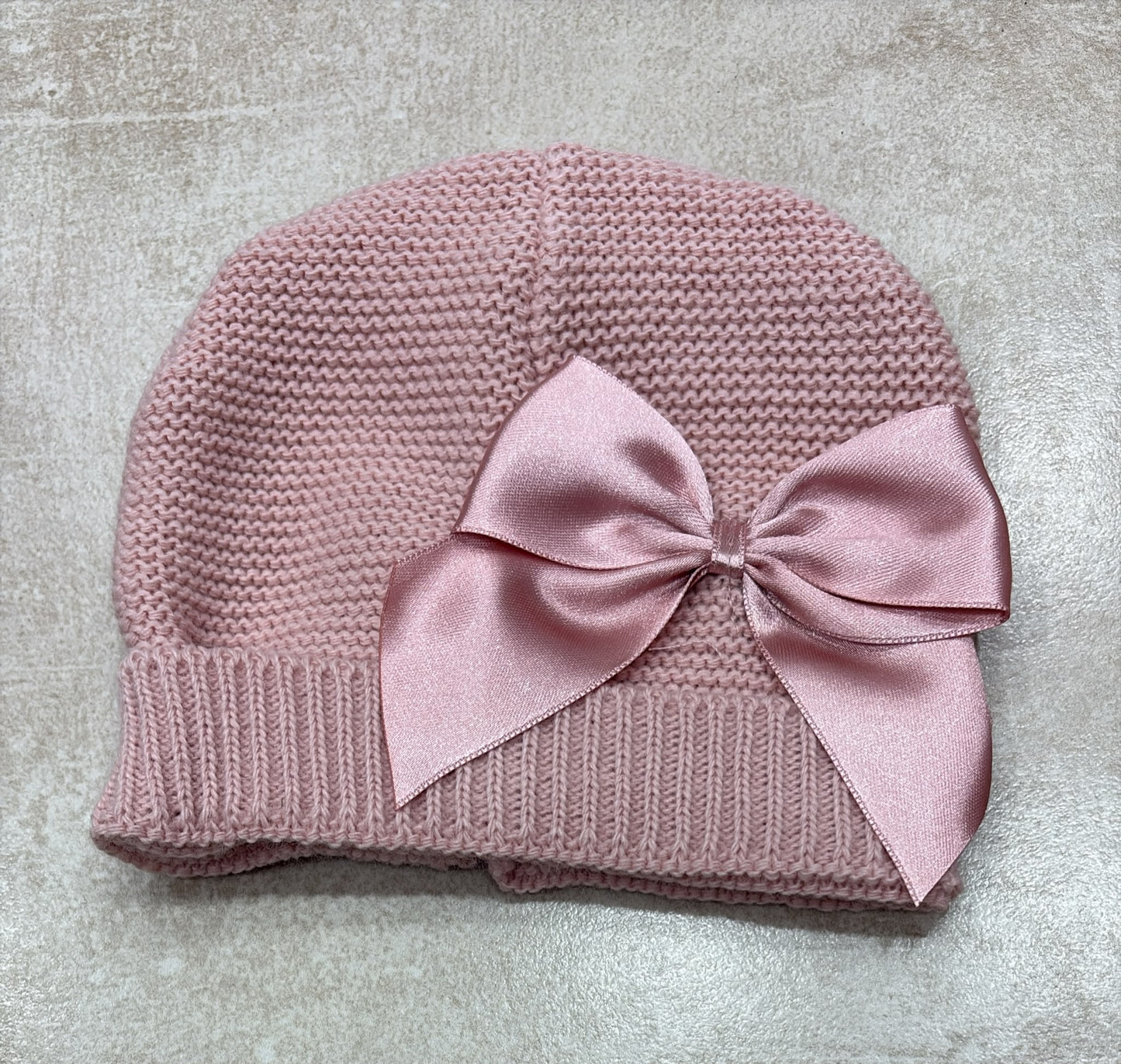 Cappello Neonato in Maglia con Fiocco – Elegante e Morbido