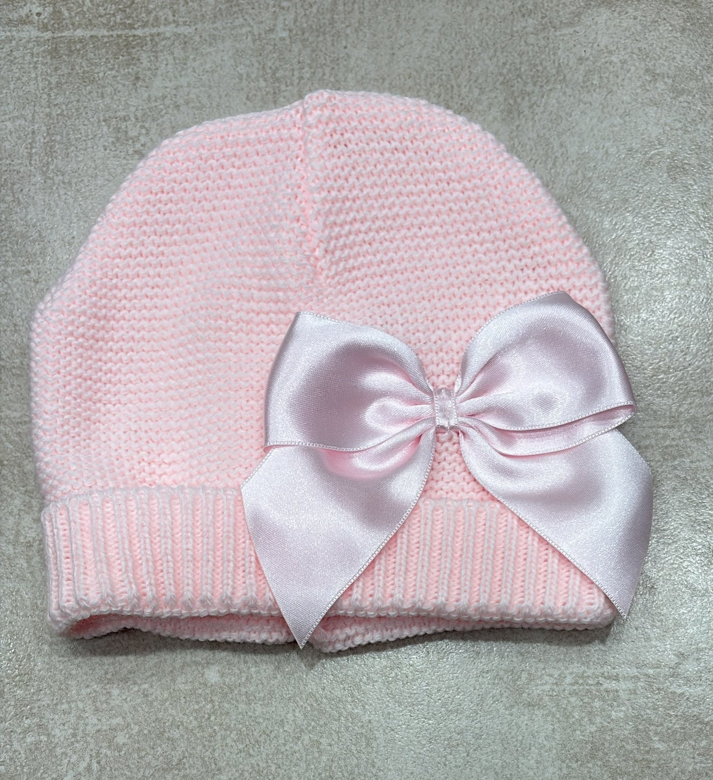 Cappello Neonato in Maglia con Fiocco – Elegante e Morbido