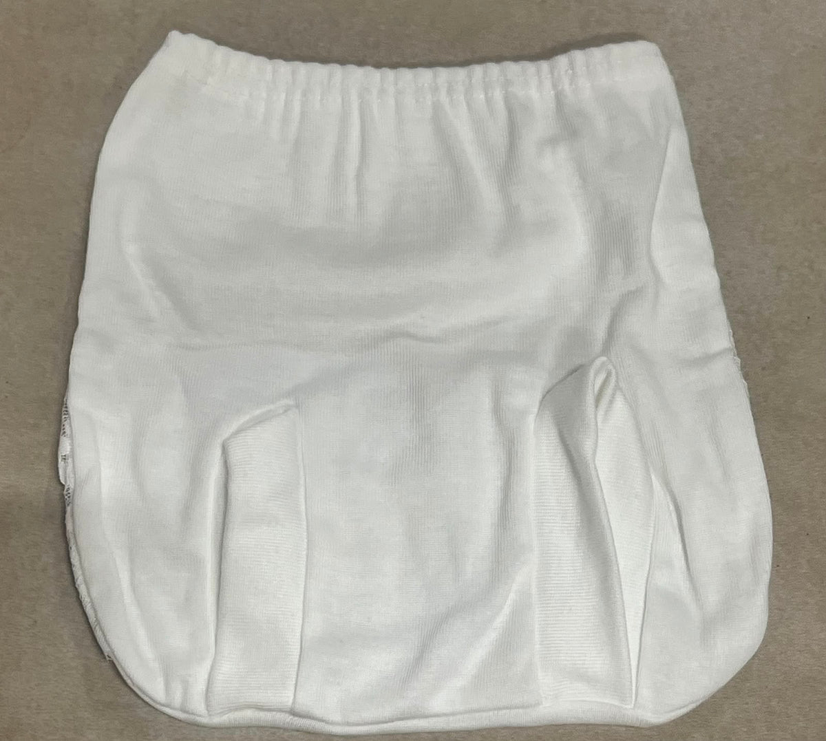 Copripannolino Neonata con Rouches in Pizzo – Panna e Bianco