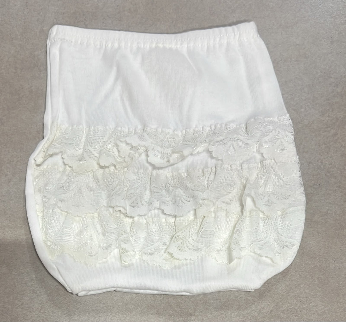 Copripannolino Neonata con Rouches in Pizzo – Panna e Bianco