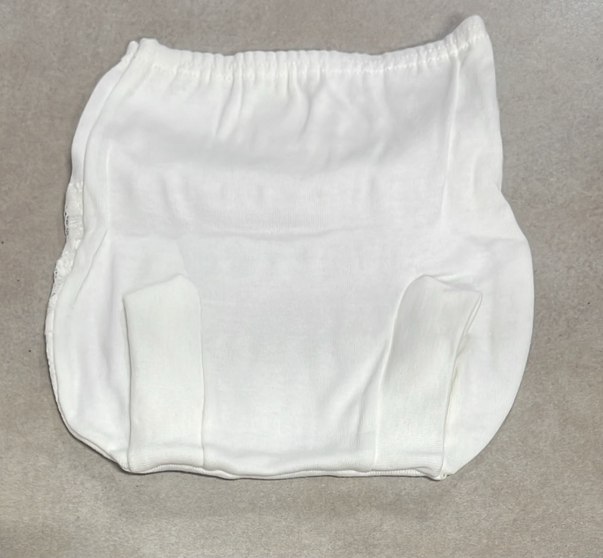 Copripannolino Neonata con Rouches in Pizzo – Panna e Bianco