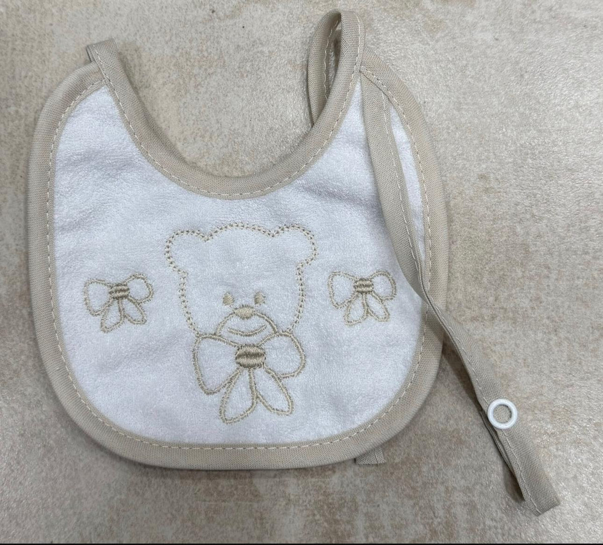 Bavetta Neonato in Spugna Ricamata con Portaciuccio Irge – Art. IR355/5