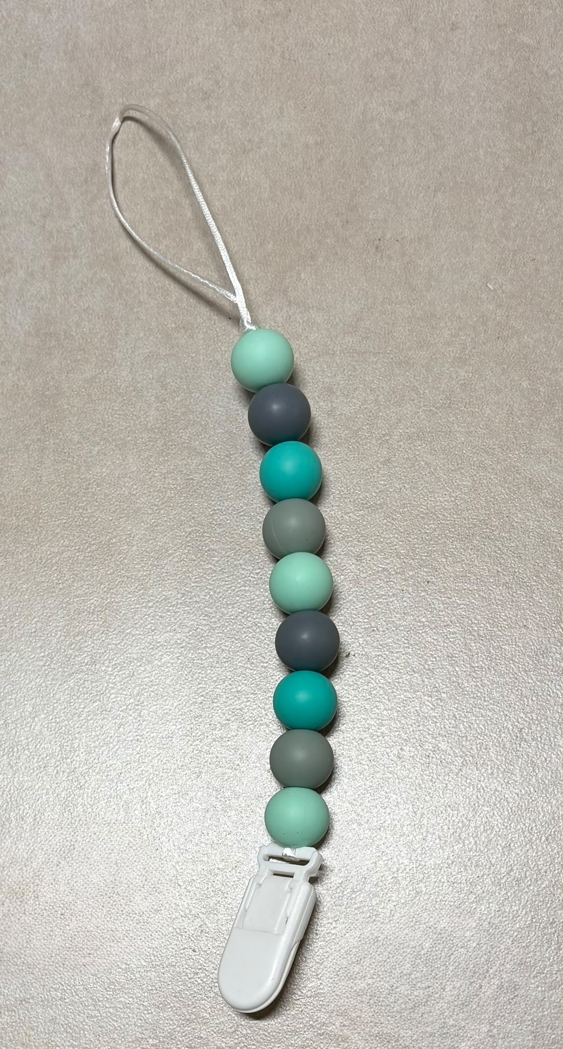 Catenina Portaciuccio con Perle Colorate e Clip – Vari Colori