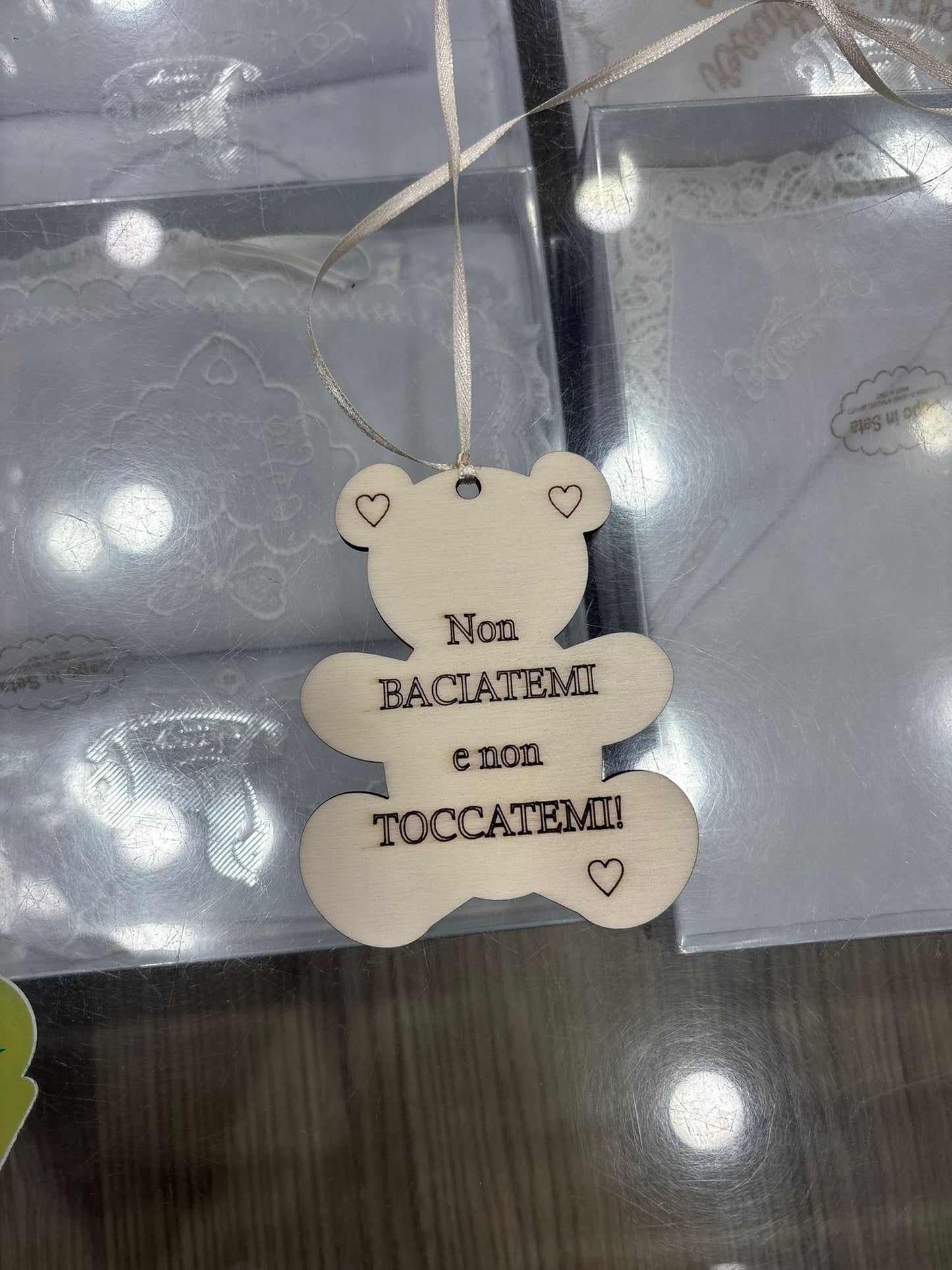 Orsetto Segnaletico Nascita "Non Baciatemi e Non Toccatemi" – Decorazione Culla Neonato