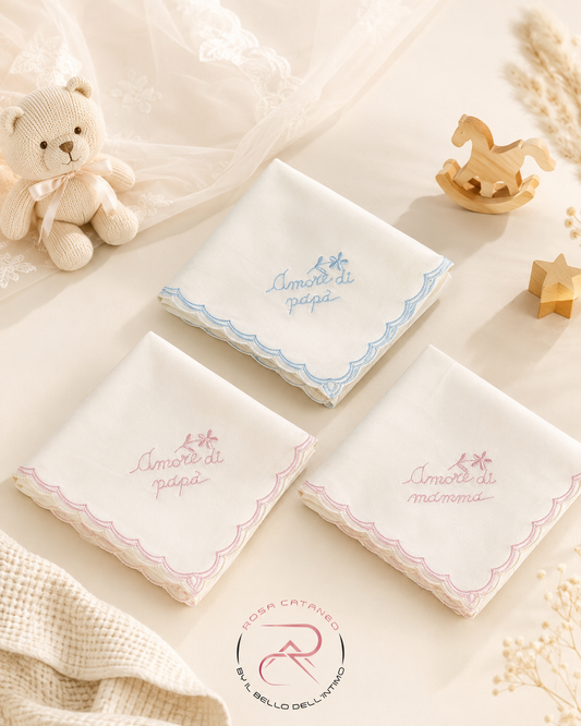Set 3 Quadrati Neonato Ricamati “Amore di Mamma e Papà”