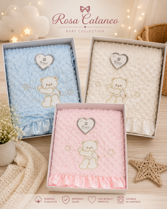 Copertina Neonato Melanie CP25 Ricamo 1 con Orsetto Ricamato e Balza in Raso – 100x130 cm