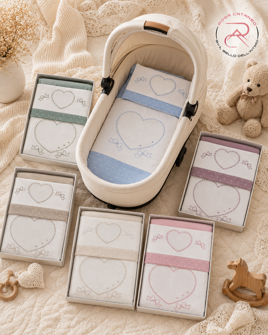Set 4 Pezzi Coordinato Passeggino 100% Cotone con Cuore Ricamato – Ornella