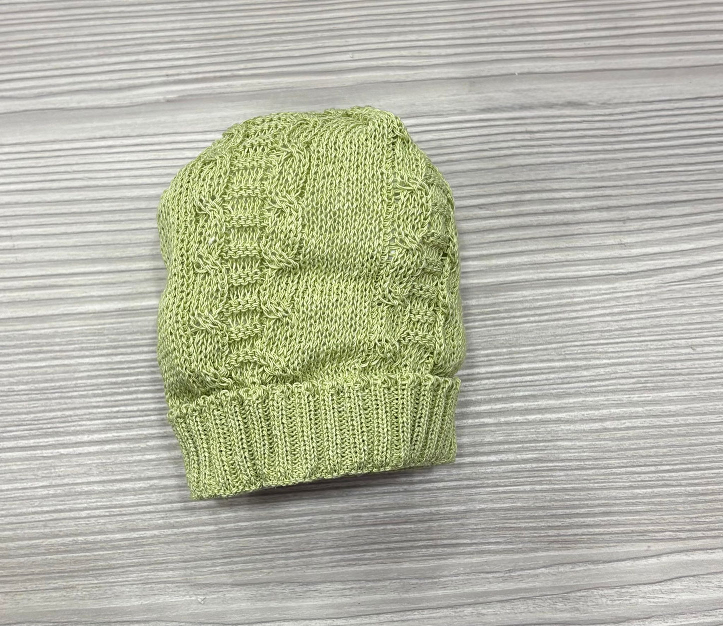 Cappellino Neonato in Filo di Cotone Verde Salvia Elegante Nascita – Rosa Cataneo