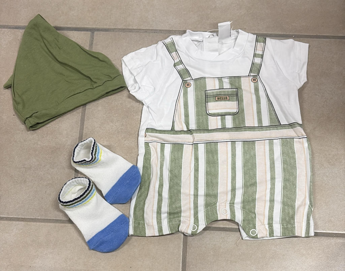 Pagliaccetto neonato con cappellino e calzini
